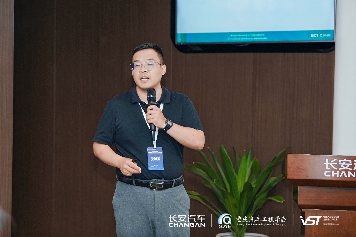 戴帽子的人在电视前AI 天生的内容可能不准确。。。。。。