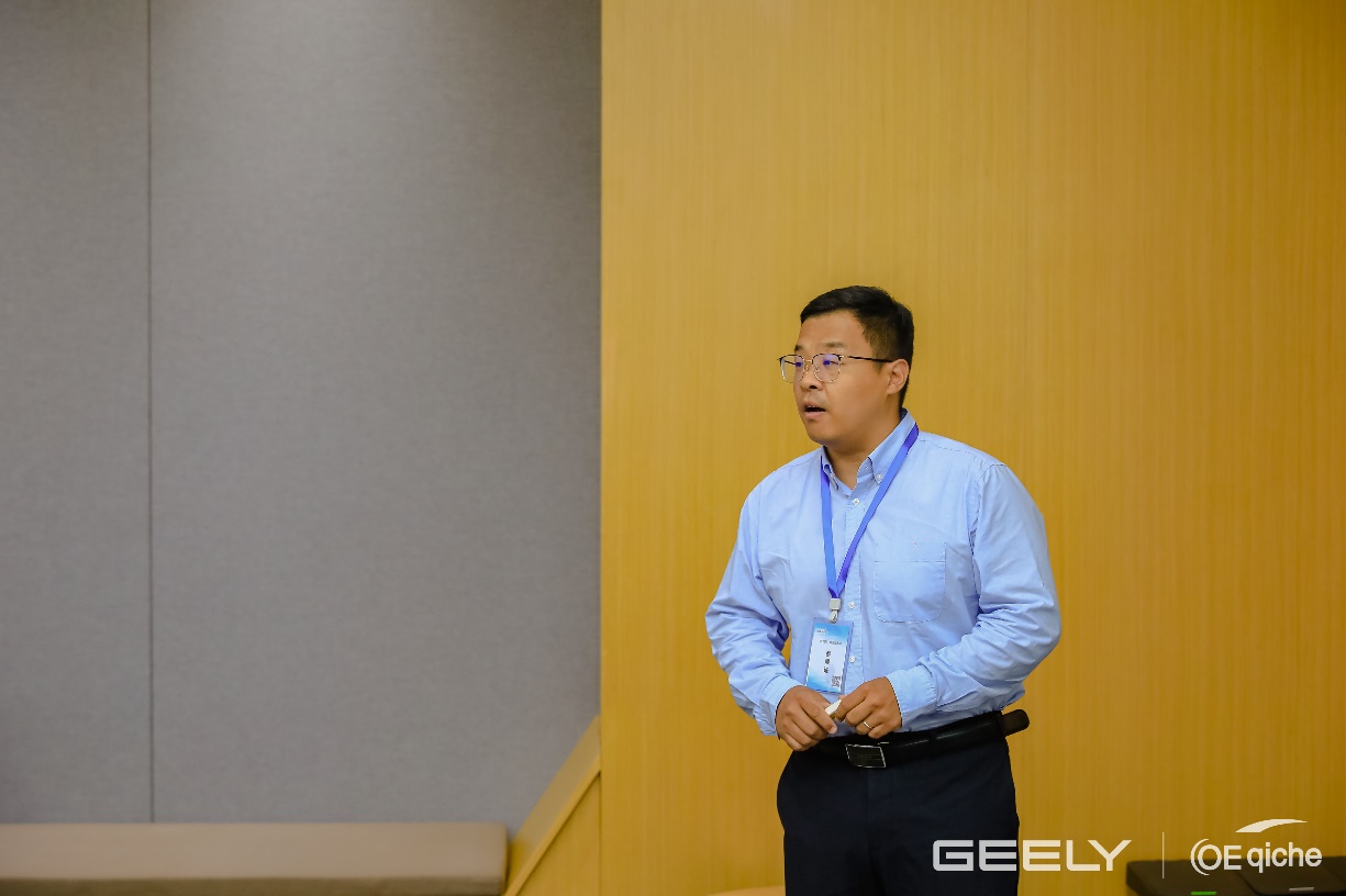 男子站在房间里AI 天生的内容可能不准确。。。。。。